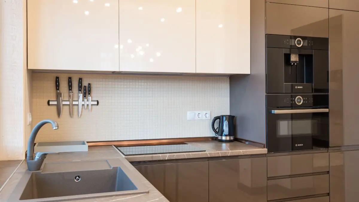 Small Kitchen Layout Ideas (With Floor Plans)